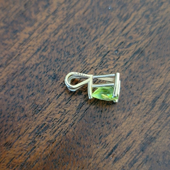 Peridot Pendant / set in gold - Picture 5 of 10